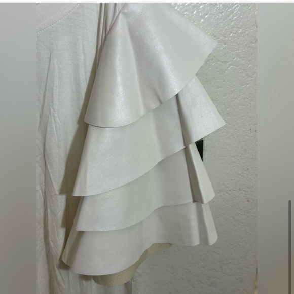 Winter White Leather Tiered
Short Sleeve Blouse Medium - Picture 5 of 10